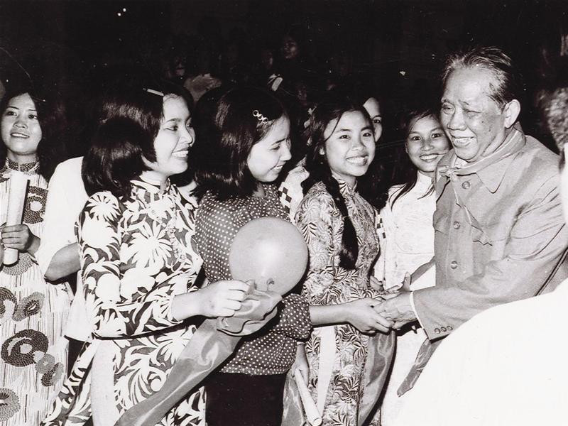 Đồng chí Tổng Bí thư Lê Duẩn với thanh niên Hà Nội năm 1982 Ảnh: Phạm Yên
