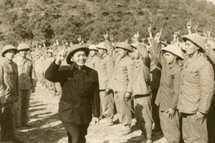 Đại tướng Võ Nguyên Giáp trong Lễ mừng công Chiến thắng Điện Biên Phủ tại Mường Phăng, ngày 13-5-1954. Ảnh tư liệu 