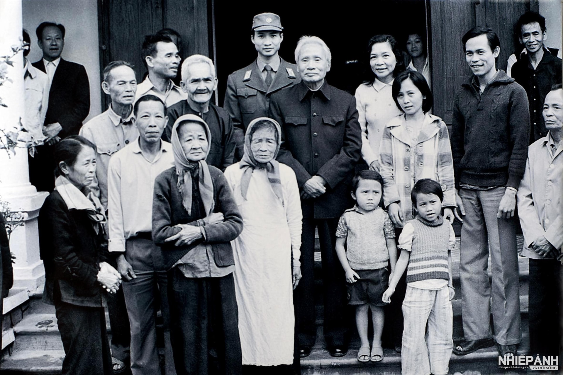 Nhân dịp tết Giáp Tý (tháng 2/1984), Chủ tịch HĐBT Phạm Văn Đồng thăm hỏi các gia đình cách mạng xã Đức Tân, huyện Mộ Đức. Ảnh: Xuân Lâm-TTXVN. Nguyễn Đăng Lâm (Sưu tầm)