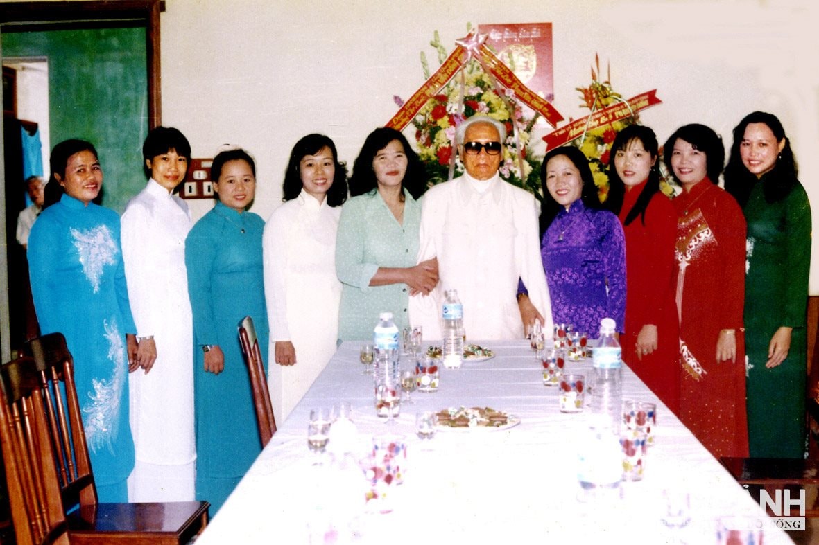 Các chị em Văn phòng Tỉnh ủy chúc Thọ Bác Phạm Văn Đồng 92 tuổi, ngày 01-3-1998. ﻿ Ảnh Nguyễn Đăng Lâm