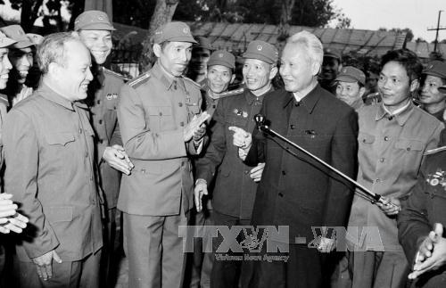 Thủ tướng Phạm Văn Đồng và các chiến sỹ công an nhân dân trong ngày ngành công an đón nhận danh hiệu Anh hùng Lực lượng vũ trang nhân dân (5/1/1980). Ảnh: Kim Hùng - TTXVN Thủ tướng Phạm Văn Đồng thăm các chiến sỹ lão thành cách mạng và gia đình cơ sở cách mạng tỉnh Cao Bằng, Tết Nhâm Tuất 1982. Ảnh: Xuân Lâm - TTXVN Thủ tướng Phạm Văn Đồng thả viên đá tượng trưng, mở đầu cho ngày hội ngăn sông Đà để xây dựng Nhà máy thủy điện Hoà Bình (9/1/1986). Ảnh: Xuân Lâm - TTXVN TTXVN/Tin Tức Đồng chí Phạm Văn Đồng - nhà lãnh đạo, nhà văn hóa xuất sắc của Đảng Đồng chí Phạm Văn Đồng - nhà lãnh đạo, nhà văn hóa xuất sắc của Đảng 94 tuổi đời, 75 năm hoạt động cách mạng liên tục, 41 năm là Uỷ viên Trung ương Đảng, 35 năm là Uỷ viên Bộ Chính trị, 32 năm là Thủ tướng Chính phủ, 10 năm là Cố vấn Ban Chấp hành Trung ương, đồng chí Phạm Văn Đồng là người học trò xuất sắc và gần gũi của Chủ tịch Hồ Chí Minh vĩ đại. Chia sẻ: Từ khóa: Thủ tướng Phạm Văn Đồng,kỷ niệm,ngày sinh, Video Ngân hàng hỗ trợ kê khai thuế: Hộ kinh doanh được lợi gì? Ngân hàng hỗ trợ kê khai thuế: Hộ kinh doanh được lợi gì? Doanh nghiệp thích nghi với biến động giá xăng dầu Doanh nghiệp thích nghi với biến động giá xăng dầu Tin tức TV: Đàm phán giữa Mỹ và Iran - cơ hội nào giữa vòng xoáy xung đột? Tin tức TV: Đàm phán giữa Mỹ và Iran - cơ hội nào giữa vòng xoáy xung đột? Ảnh Không gian văn hóa, sáng tạo kỷ niệm 50 năm hữu nghị Việt Nam - Thái Lan Không gian văn hóa, sáng tạo kỷ niệm 50 năm hữu nghị Việt Nam - Thái Lan Văn học kết nối ngôn ngữ kỳ diệu từ trang sách đến học đường Văn học kết nối ngôn ngữ kỳ diệu từ trang sách đến học đường Thủ tướng Phạm Minh Chính tiếp Đoàn cán bộ Quỹ tiền tệ Quốc tế (IMF) Thủ tướng Phạm Minh Chính tiếp Đoàn cán bộ Quỹ tiền tệ Quốc tế (IMF) Làng quạt Chàng Sơn, nỗ lực gìn giữ nghề truyền thống Làng quạt Chàng Sơn, nỗ lực gìn giữ nghề truyền thống Bộ Tham mưu Quân khu 7 kiểm tra huấn luyện chiến sĩ mới tại Trung đoàn Gia Định Bộ Tham mưu Quân khu 7 kiểm tra huấn luyện chiến sĩ mới tại Trung đoàn Gia Định Hành trình 'Giọt máu nghĩa tình': Lan tỏa nghĩa cử cao đẹp trong công an Thủ đô Hành trình 'Giọt máu nghĩa tình': Lan tỏa nghĩa cử cao đẹp trong công an Thủ đô Cao tốc Biên Hòa-Vũng Tàu qua Đông Nam Bộ sẵn sàng thông xe Cao tốc Biên Hòa-Vũng Tàu qua Đông Nam Bộ sẵn sàng thông xe Hà Nội gỡ ‘nút thắt’ giải phóng mặt bằng đường Tam Trinh Hà Nội gỡ ‘nút thắt’ giải phóng mặt bằng đường Tam Trinh Hiện trạng giải phóng mặt bằng quảng trường phía Đông hồ Hoàn Kiếm Hiện trạng giải phóng mặt bằng quảng trường phía Đông hồ Hoàn Kiếm Metro số 1 thay đổi thói quen đi lại của người dân TP Hồ Chí Minh Metro số 1 thay đổi thói quen đi lại của người dân TP Hồ Chí Minh Lễ hội Tây Thiên 2026: Hành trình về miền di sản, kết nối cội nguồn dân tộc Lễ hội Tây Thiên 2026: Hành trình về miền di sản, kết nối cội nguồn dân tộc Trên 170 sĩ quan dự bị được thăng quân hàm tại TP Hồ Chí Minh Trên 170 sĩ quan dự bị được thăng quân hàm tại TP Hồ Chí Minh Megastory Dưới Lá cờ vẻ vang của Đảng, tuổi trẻ Việt Nam tiên phong trong kỷ nguyên mới MegastoryDưới Lá cờ vẻ vang của Đảng, tuổi trẻ Việt Nam tiên phong trong kỷ nguyên mới MegastorySẵn sàng cho ngày hội non sông trên cả nước MegastoryNgành y và khát vọng vươn mình MegastoryMục tiêu của Đảng là nâng cao đời sống Nhân dân Infographics Phiên 27/3/2026: VN-Index tăng 28,17 điểm Phiên 27/3/2026: VN-Index tăng 28,17 điểm Những cách tiết kiệm điện hiệu quả tại nơi làm việc Cơ cấu 2.552 người trúng cử đại biểu HĐND cấp tỉnh nhiệm kỳ 2026-2031 Cơ cấu 72.437 người trúng cử đại biểu HĐND cấp xã nhiệm kỳ 2026-2031 tin đọc nhiều nhất Cuba kêu gọi nâng cao khả năng sẵn sàng chiến đấu Cuba kêu gọi nâng cao khả năng sẵn sàng chiến đấu Hàng nghìn người Israel đòi chính phủ bồi thường thiệt hại Hàng nghìn người Israel đòi chính phủ bồi thường thiệt hại Quốc gia đầu tiên trên thế giới tuyên bố tình trạng khẩn cấp năng lượng do chiến tranh Iran Quốc gia đầu tiên trên thế giới tuyên bố tình trạng khẩn cấp năng lượng do chiến tranh Iran Giá dầu lao dốc, chứng khoán toàn cầu phục hồi sau quyết định của Mỹ về Iran Giá dầu lao dốc, chứng khoán toàn cầu phục hồi sau quyết định của Mỹ về Iran Lầu Năm Góc chuẩn bị kế hoạch chi tiết triển khai bộ binh, khả năng bắt giữ binh sĩ Iran Lầu Năm Góc chuẩn bị kế hoạch chi tiết triển khai bộ binh, khả năng bắt giữ binh sĩ Iran tin mới nhất Khai mạc Lễ hội Thanh niên TP Hồ Chí Minh lần thứ 6 Chiêm ngưỡng Đại bảo tháp Mandala Tây Thiên Hiện trạng ‘xôi đỗ’ của tuyến đường Tam Trinh trước khi ‘về đích’ giải phóng mặt bằng Hình ảnh đông đảo người dân hưởng ứng Ngày chạy Olympic 2026 vì sức khỏe toàn dân TP Hồ Chí Minh: Cánh đồng diều 'hút' người xem mỗi buổi chiều