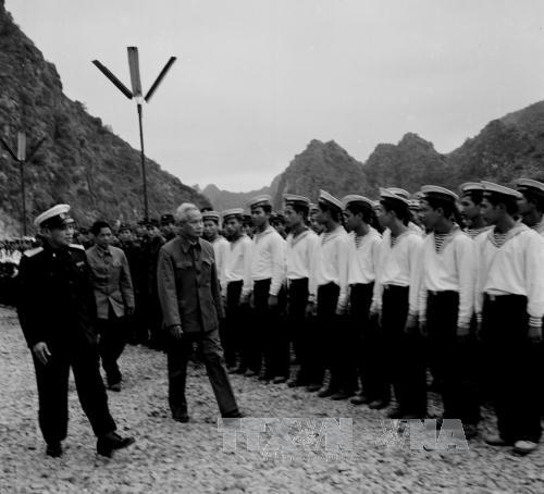 Thủ tướng Phạm Văn Đồng thăm một đơn vị bộ đội Hải quân (1/1980). Ảnh: Xuân Lâm - TTXVN