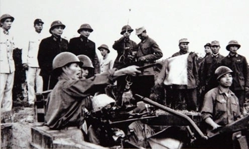 Đại tướng Võ Nguyên Giáp và trung tướng Song Hào, Chủ nhiệm Tổng cục Chính trị Quân đội Nhân dân Việt Nam quan sát Đại đội 6, Trung đoàn 233, Đoàn Cao xạ Đống Đa huấn luyện vào Tết Mậu Thân 1968. Ảnh: Sách ảnh "Đại tướng Tổng tư lệnh Võ Nguyên Giáp".