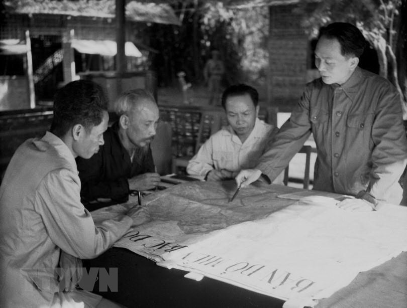 Ngày 6-12-1953, tại Việt Bắc, Chủ tịch Hồ Chí Minh và các đồng chí lãnh đạo Đảng quyết định mở Chiến dịch Điện Biên Phủ. Ảnh: Tư liệu