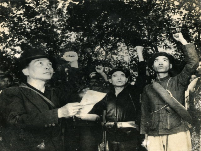 Đội trưởng Đội Việt Nam Tuyên truyền Giải phóng quân Võ Nguyên Giáp đọc tuyên thệ tại lễ thành lập, ngày 22/12/1944. (Ảnh tư liệu)