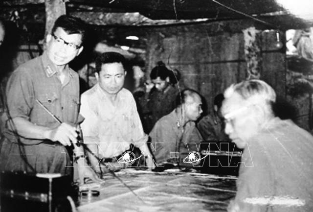 Phó Tổng Tham mưu trưởng QĐND Việt Nam Lê Trọng Tấn (ngoài cùng, phải) nghe báo cáo tình hình mặt trận Campuchia (1/1979). Ảnh: Tư liệu/TTXVN phát