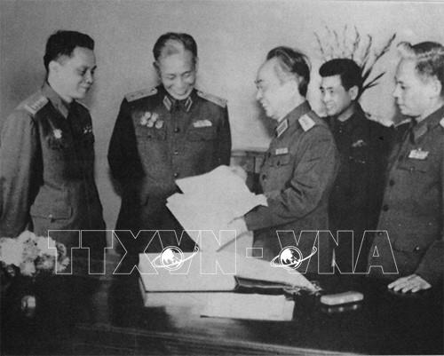 Đồng chí Lê Trọng Tấn (thứ hai, từ trái sang) và Đại tướng Võ Nguyên Giáp cùng một số cán bộ trao đổi công việc. Ảnh: Tư liệu/TTXVN