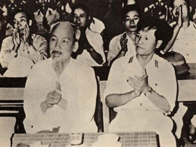 Chủ tịch Hồ Chí Minh và Đại tướng Nguyễn Chí Thanh tại Đại hội Đảng bộ Quân đội năm 1960. Ảnh tư liệu
