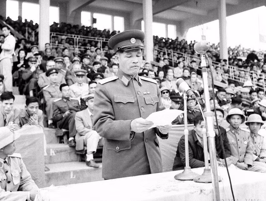 Đại tướng Nguyễn Chí Thanh, Ủy viên Bộ Chính trị, nói chuyện tại Đại hội Đoàn Thanh niên Lao động Toàn quân lần thứ nhất. (Ảnh: Đoàn Tý/TTXVN)