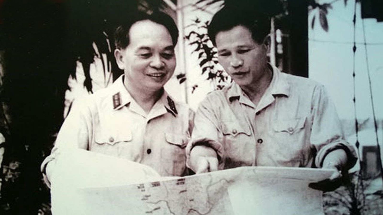 Đại tướng Nguyễn Chí Thanh và Đại tướng Võ Nguyên Giáp trao đổi tình hình chiến sự chiến trường miền Nam (5-7-1967).